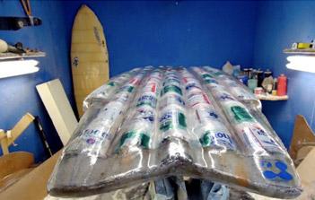 Une planche de surf en canettes de bières !
