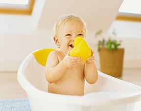 Les vertus du bain pour bébé