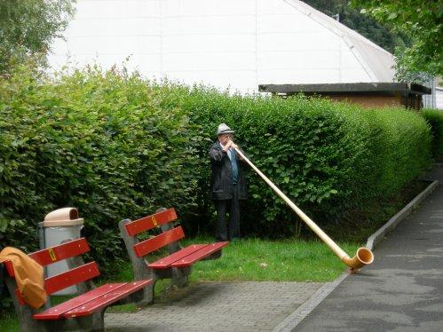 Un Petit break chez les Helvètes: Le joueur de Cor des Alpes Un Petit break chez les Helvètes: Le joueur de Cor des Alpes