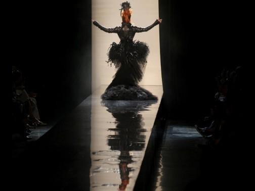 Mylène Farmer en clotûre du défilé Jean-Paul Gaultier : la mariée était en noir ! (vidéo et photos)
