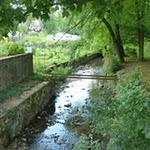 Chimay, vue du pont d'en bas : il fut longtemps le seul à franchir la rivière, tout contre les remparts urbains et sous le château. Ce fut probablement un passage obligé, grevé de droits. Il fut élargi au XIXième. P1070635.JPG