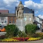 Chimay : statue de Jehan Froissart, le grand chroniqueur du XIVème sur la placre Froissart P1070689.JPG