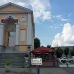 Chimay : vue du caping car sur le grand parking en centre ville, bien accessible pour le CC P1070614.JPG