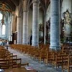 Chimay (collégiale Saints Pierre et Paul) : son chœur date de 1250 avec un chevet plat. Il contient le mausolée du premier Prince de Chimay : Charles de Croy P1070645.JPG