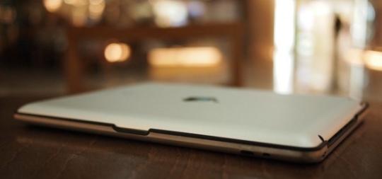 Une coque aluminium avec clavier pour iPad 2