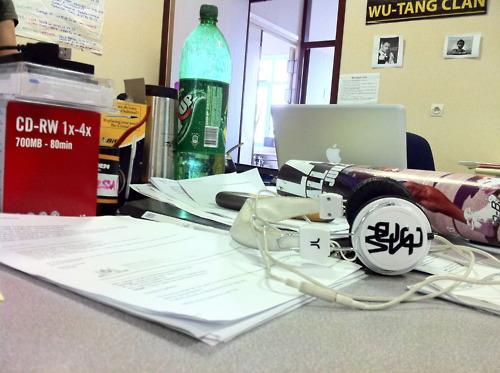 Avance rapide jusqu’au concert.
Tout est passé vite. Trop... Avance rapide jusqu’au concert.
Tout est passé vite. Trop...