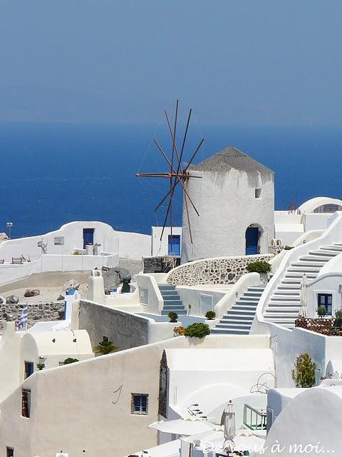 Tiropitas: Feuilletés Grecs au Fromage ...et Petit Tour à Santorin Tiropitas: Feuilletés Grecs au Fromage ...et Petit Tour à Santorin