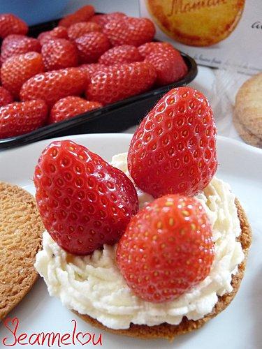 Tartelettes aux Fraises ( de tricheuse ) P1030890.jpg