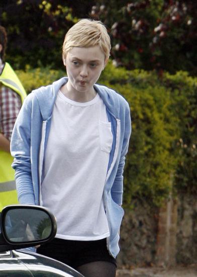 Changement radical de look pour Dakota Fanning