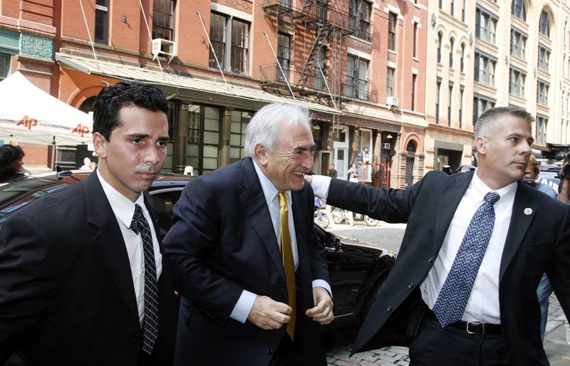 <b></div>Maintenues</b>. Dominique Strauss-Kahn rentre chez lui le sourire aux lèvres, malgré le maintien des poursuites. Ses avocats ont déclaré avoir eu une rencontre «constructive», mercredi, à New York, avec le procureur Cyrus Vance Jr qui a décidé de maintenir les charges de crimes sexuels qui pèsent contre l'ancien directeur du FMI. Ce même procureur a exclu de se retirer de l’enquête comme lui demandait l’avocat de Nafissatou Diallo. Cette réunion privée entre Me William Brafman et William Taylor et le procureur à Manhattan a duré environ 1h30. Les participants se sont montrés peu diserts à l'issue de la rencontre. 