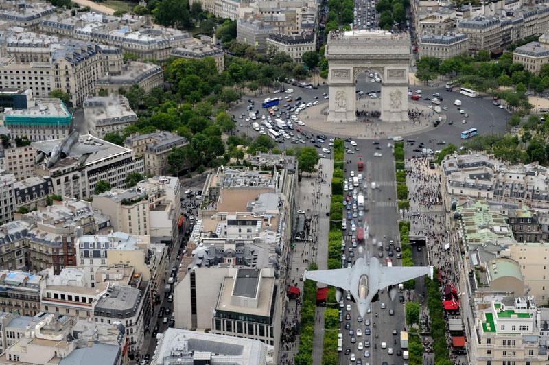 <b></div>Répétition</b>. Le survol de Paris est rare, sauf pour certains avions. Comme tous les ans, des appareils de la patrouille de France se sont entraînés, mercredi, à l’occasion des préparatifs du traditionnel défilé militaire de 14 juillet et ont survolé la capitale, de la Défense jusqu'à la Concorde en passant au dessus des Champs-Elysées. 2011 célébrera l'année de l’Outre-Mer en France, en mettant en avant des régiments de Guadeloupe, Guyane, Martinique, Réunion, Mayotte, Nouvelle-Calédonie et de Polynésie. Ce sera aussi l'occasion de fêter les pompiers de Paris qui célèbreront le bicentenaire de leur création.