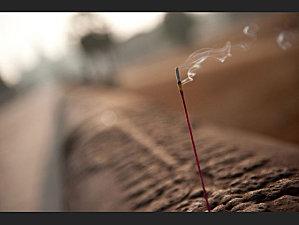 Le royaume Khmer, le sourire retrouvé... effluves-d-encens-et-atmosphere-matinale_620x465.jpg