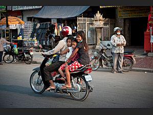 Le royaume Khmer, le sourire retrouvé... transport-familial_620x465.jpg