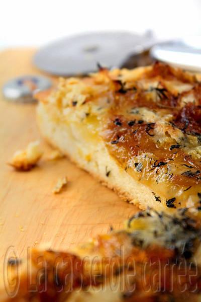 Pizza au Gorgonzola et oignons caramélisés à la Blanche de Chambly (croûte maison à la Blanche) Pizza au Gorgonzola et oignons caramélisés à la Blanche de Chambly (croûte maison à la Blanche)