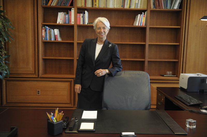 <b></div>Dans ses meubles</b> Exclusif. Washington. Mardi 5 juillet 2011.9h15. Christine Lagarde, nouvelle directrice générale du FMI, s’installe dans le bureau occupé avant elle pendant quatre ans par Dominique Strauss-Kahn. Arrivée la veille par vol régulier d’Air France, l’ancienne ministre de l’Économie, qui loge à l’hôtel pour le moment, a enchaîné les réunions avec son équipe. Le FMI a publié son contrat de travail, plus exigeant sur l’éthique que celui qu’avait signé DSK : Il est attendu de vous que vous observiez les normes les plus élevées de conduite éthique, conformément aux valeurs d’intégrité, d’impartialité et de discrétion. Vous vous efforcerez d’éviter ne serait-ce que l’apparence d’une inconvenance dans votre comportement.» 