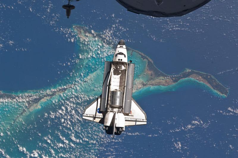 <b></div>Réussi</b>. «Atlantis est arrivée, bienvenue à l'ISS». Ces mots, prononcés par l'Américain Ron Garan, ingénieur de vol de la Station spatiale internationale, ont presque une valeur historique. Dimanche, c'est en effet la dernière fois que la navette américaine s'est amarrée comme prévu à l’ISS, après 30 ans de service. Selon une tradition empruntée à la Marine, une cloche a retenti peu après pour saluer l'arrivée de la dernière navette avec ses quatre membres d'équipage, trois hommes et une femme. Au terme de douze jours de mission, dont huit amarrés à la station, Atlantis retournera sur terre et mettra ainsi un terme à la longue histoire des orbiteurs américains après 135 vols.