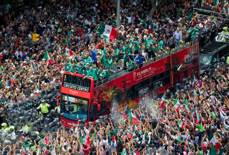 <b></div>Victoire</b>. Les rues de Mexico ont connu durant ce lundi une véritable liesse collective. Hôte de la compétition, le Mexique a remporté le titre de Champion du Monde de football des moins de 17 ans, en dominant l’Uruguay au Stade Aztéque de Mexico. Devant plus de 105 000 personnes les jeunes Mexicains se sont imposés sur le score de 2-0. Il s’agit du deuxième titre de l’histoire du pays après celui conquis par la génération «Giovani dos Santos» au Pérou en 2005. La prochaine étape se déroulera en 2013 aux Émirats Arabes Unis. 
