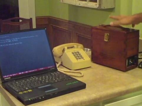 modem-1964 modem 1964 Il se connecte à Internet avec un modem datant de... 1964 !