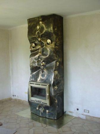 Une cheminée sculpture en laiton