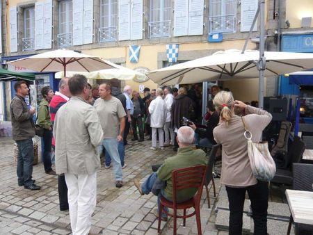 autour d'une boite de sardine foule-devant-4sardines