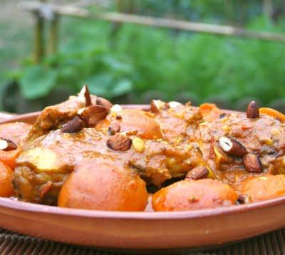 TAJINE DE POULET AUX ABRICOTS ET AMANDES TAJINE DE POULET AUX ABRICOTS ET AMANDES