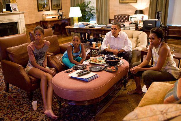 La famille Obama se balade pieds nus dans la Maison Blanche !
