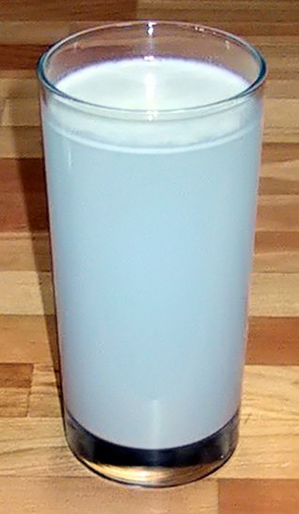 Dispersion de Tyndall observée avec de la farine en suspension dans un verre d'eau