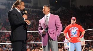 Triple H s'explique avec Vincent McMahon Le président de la WWE Vincent McMahon et Triple H discutent du cas de Johnn Cena