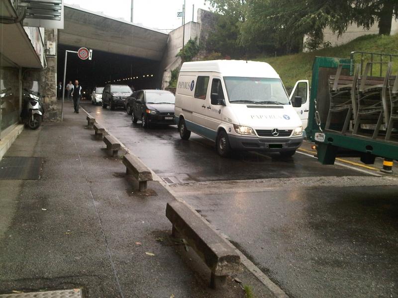 Quand la police bloque la rue pendant une vingtaine de minutes! 2.jpg
