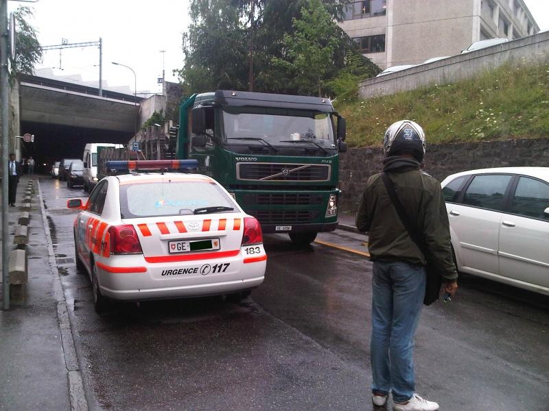 Quand la police bloque la rue pendant une vingtaine de minutes! IMG-20110719-00007.jpg