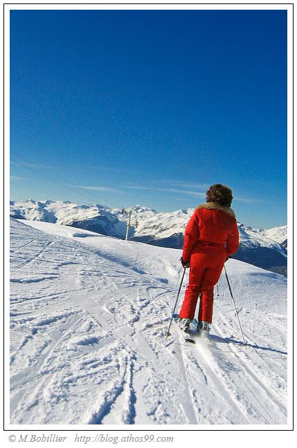 Skieuse en rouge à la plagne Skieuse en rouge à la plagne