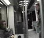 vidéo métro berlin pantalon chevilles  baisser le froc