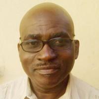 Abanda Kpama: La Chine attend un soutien de sa politique de grande puissance L’ingénieur-économiste présente entre autres, la contrepartie du Cameroun envers la Chine. Quelle lecture faites-vous de la signature hier entre le Cameroun et la Chine de 7 nouveaux accords de coopération économique et technique ? Les nouveaux accords signés hier entre le Cameroun et la Chine s'inscrivent dans le prolongement de la politique de coopération de nos deux pays. Depuis 1985, date de la 1ère visite en Chine de M. Biya, la coopération entre nos deux pays a pris de l'ampleur et embrasse désormais tous les secteurs de l'activité économique et sociale. Le montant des dons et prêts octroyés par la Chine au Cameroun dans le cadre des sept derniers accords est relativement modeste (environ 43 milliards de Fcfa), mais il concerne des secteurs intéressants sur le plan social et technique. Il y aura un impact positif dans le domaine de la santé par exemple. Quelle analyse suscite en vous le contenu même de ces accords ? Le contenu des accords reflète les ambitions modestes du Cameroun. Le régime de M. Biya se contente d'emprunter de l'argent chinois pour équiper avec du matériel chinois des hôpitaux construits par des Chinois! Un autre volet des accords autorise des hommes d'affaires et des fonctionnaires chinois à entrer et sortir du Cameroun sans restriction! Manifestement, le régime de M. Biya «subit» la coopération et n'arrive pas à se fixer des objectifs cohérents et ambitieux. La Chine continue ainsi de se positionner comme partenaire incontournable du Cameroun... La Chine est un partenaire important du Cameroun. Elle a une stratégie claire, c'est celle d'un pays qui ambitionne d'être la première puissance économique et politique du monde dans quelques décennies. Il revient à notre Etat de définir tout aussi clairement nos objectifs et nos ambitions. Dans cette coopération, que donne le Cameroun à la Chine ? Bien que la Chine ne s'oppose en rien à ce que notre pays élabore une stratégie de coopération win-win (gagnant-gagnant, ndlr), le régime de M. Biya a choisi de reproduire avec la Chine ce qui se fait depuis 60 ans avec l'Occident. Vers la Chine, le Cameroun exporte des matières premières à l’état brut comme le pétrole, le bois, le coton et l'huile de palme. Nous connaissons les résultats que produit ce modèle de coopération: détérioration des termes de l'échange, appauvrissement des travailleurs des secteurs primaires exportateurs, non appropriation des technologies de conception et de transformation et donc faible industrialisation, déficit de la balance commerciale. Pour 2010, on avance le chiffre de 80 milliards de Fcfa de déficit de la balance commerciale camerounaise vis-à-vis de la Chine! La montée en puissance de la coopération entre les deux pays n'est-elle pas une sorte de pied de nez du Cameroun à l'endroit de ses partenaires traditionnels comme la France ? La coopération chinoise monte en puissance dans tous les pays africains pour deux raisons fondamentales: les partenaires traditionnels de l'Afrique, à savoir les Etats unis d’Amérique et l'Union européenne, connaissent depuis 20 ans un déclin économique qu'il n'est pas exagéré de qualifier de structurel. L'endettement de ces pays est égal et parfois supérieur à leur Pib.Les crises financières à répétition qui secouent ces pays témoignent de leur fragilité et limitent de ce fait leur capacité à financer la coopération avec les Etats tiers, mais surtout à soutenir la compétition avec la Chine qui a accumulé d'impressionnantes réserves financières grâce à 20 ans d'excédents commerciaux avec les U.S.A. et l'Union Européenne. La Chine n'exige presque pas de conditionnalités dans sa coopération avec les pays africains. De sa non ingérence dans les affaires intérieures de nos pays, elle attend un soutien diplomatique de sa politique de grande puissance et l'ouverture de nos marchés. La coopération économique entre les deux pays est-elle de nature à contribuer efficacement au développement du Cameroun ? Chaque pays doit définir sa politique économique et plus généralement sa politique de coopération en fonction de ses intérêts et de ses atouts. L'avantage de coopérer avec la Chine est évident. C'est un pays qui a l'expertise d'un pays arriéré qui a réussi à se hisser au sommet du monde grâce à des choix économiques judicieux. C'est un partenaire respectueux de ses vis-à-vis. Le financement et la construction des infrastructures énergétiques et de communication sont assurément susceptibles de promouvoir le développement du Cameroun encore faut-il s'assurer qu'un réel transfert de technologie s'opère lors de ces grands travaux. Il faut toutefois aller plus loin et entrevoir l'industrialisation de notre pays avec le soutien chinois, chose que l'Occident ne fera jamais. C'est à cette condition que la coopération avec la Chine pourra nous permettre de nous développer.