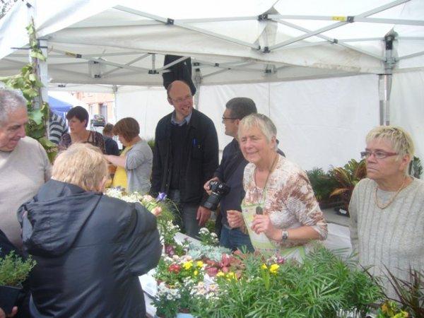 A Mont-à-Camp et au Marais de Lomme, dites-le avec des fleurs. A Mont-à-Camp et au Marais de Lomme, dites-le avec des fleurs.