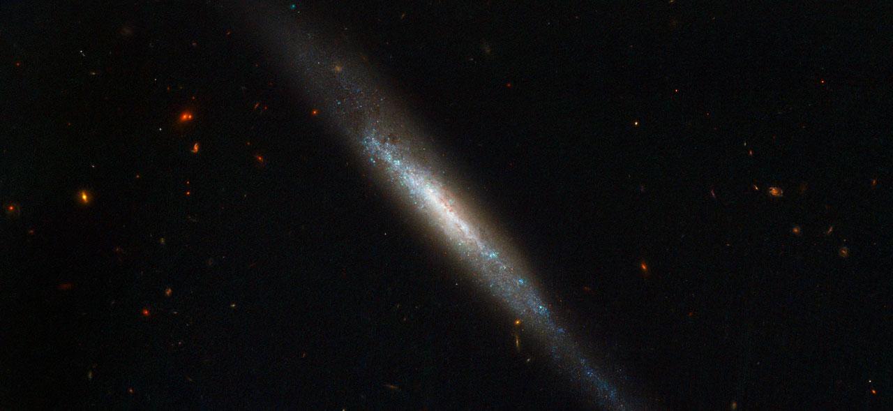 La galaxie IC 755 vue de profil