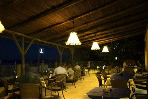 terrasse-restaurant-nuit-La-Brena-Canos-de-Meca-hotel-espagne-hoosta-magazine-paris