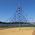 Kristiansand : Ben oui, grazie ne peut pas s'empêcher d'aller jouer dès qu'elle voit un parc... quoi qu'ici, c'est pas trop pour les enfants ! CIMG6021.JPG
