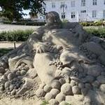 le « give me more » d’Elisabeth Kristensen (Norvège) a retenu notre attention, symbolisant un gros monsieur qui veut toujours plus de nourriture, à l’image de nos sociétés modernes qui en veulent toujours plus… CIMG6041.JPG