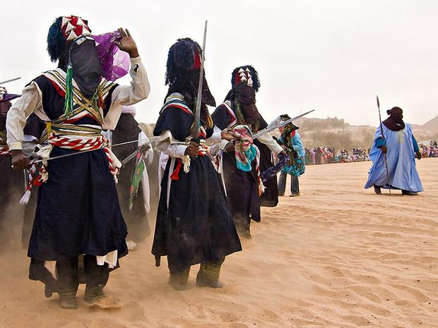 http://www.geo.fr/var/geo/storage/images/photos/vos-reportages-photo/algerie-desert-du-tassili-n-ajjer-fete-de-la-sebeiba/une-veritable-institution/621079-1-fre-FR/une-veritable-institution_620x465.jpg