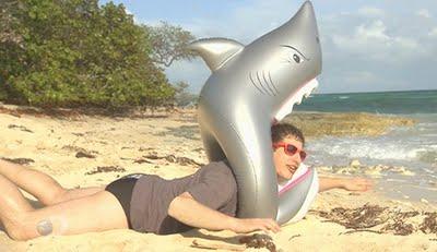 Shark Week 2011 : Andy Samberg sort son clip de bain