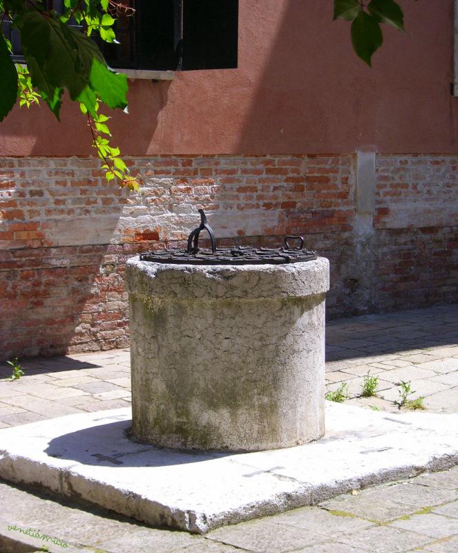 Atmosphère vénitienne : fontaines et puits...