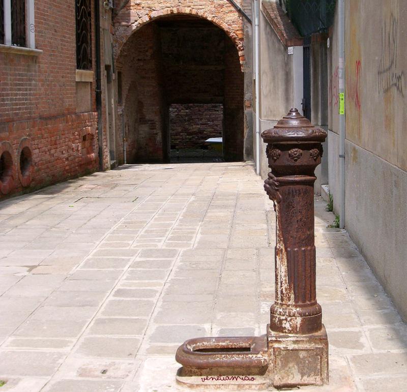 Atmosphère vénitienne : fontaines et puits...