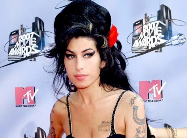 Amy-Winehouse-morte-seule-dans-son-lit_reference