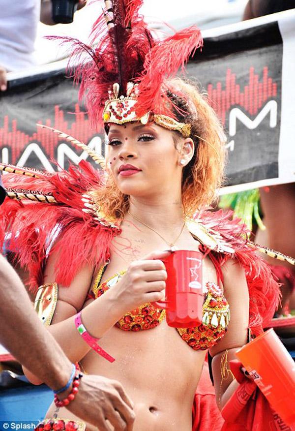 KAYRHYTHM NEWS : NEWS SUR LE NOUVEL ALBUM DE RIHANNA + PHOTOS SEXY AU CARNAVAL DE BARBADE / NOUVELLE PUBLICITE DE BEYONCE POUR L’OREAL / LADY GAGA EN STUDIO AVEC TONY BENNET / SOULJA BOY EN DETTES / BRANDY PARLE D’UN NOUVEAU SHOW DE RECHERCHE DE TALENT