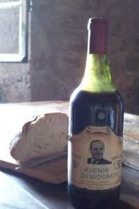 Avenir et démocratie, avec la trombine de Raymond Barre : imbuvable ! (bouteille trouvée lors d'un déménagement) Avenir et démocratie, avec la trombine de Raymond Barre : imbuvable ! (bouteille trouvée lors d'un déménagement)