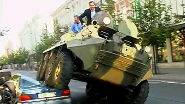 http://static.euronews.net/images_news/img_606X341_0308-car-tank-vilnius.jpg