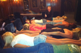 Hugh Hefner Planking Playmates 160x105 Quand Hugh Hefner se laisse tenter par du planking