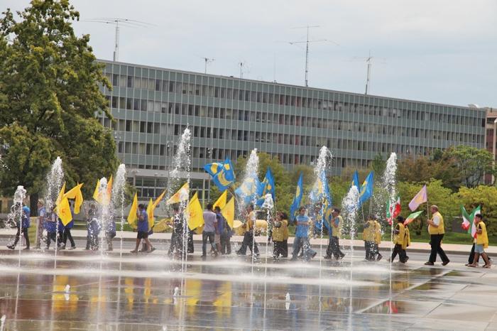 106 jours de sit-in pour les iraniens et 0 couvertures médiatique!!! 20110806_8741-ssssss1111.jpg