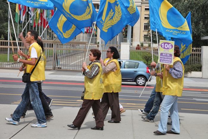 106 jours de sit-in pour les iraniens et 0 couvertures médiatique!!! 20110806_8746-ssssss1111.jpg