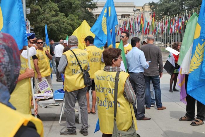 106 jours de sit-in pour les iraniens et 0 couvertures médiatique!!! 20110806_8727-ssssss1111.jpg